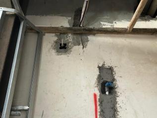 Embedded floor services and screed